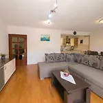 Marina Sea View & Jacuzzi Apartment Makarska