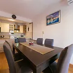Marina Sea View & Jacuzzi Apartment