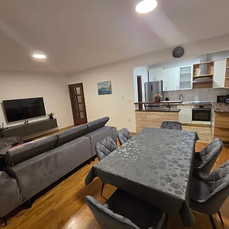 Marina Sea View & Jacuzzi Apartment *