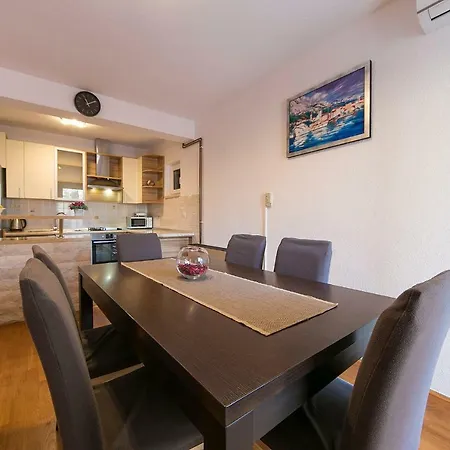 Marina Sea View & Jacuzzi Apartment