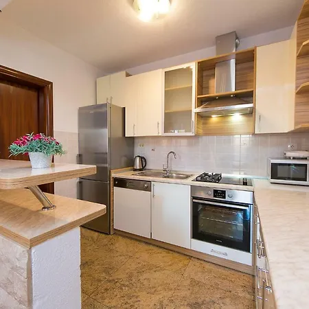 Marina Sea View & Jacuzzi Apartman *