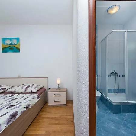 Marina Sea View & Jacuzzi Apartman *
